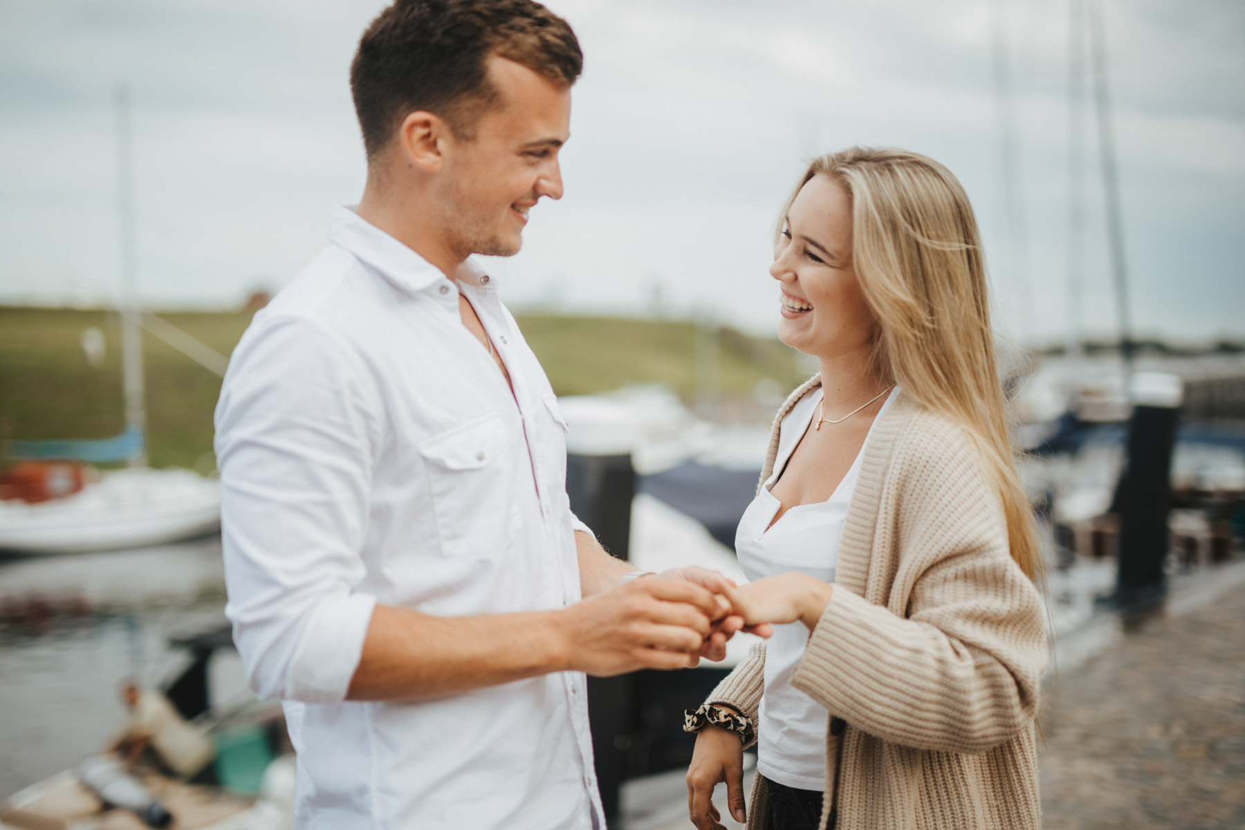 heiratsantrag am strand verliebt verliebt beim Heiratsantrag am Strand